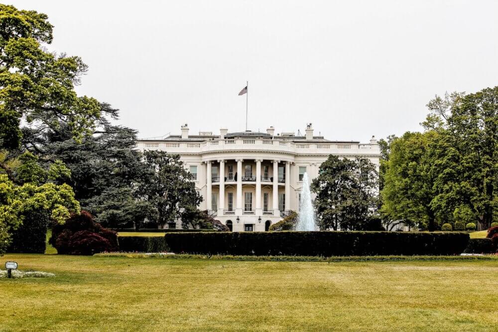 United States White House with green lawn