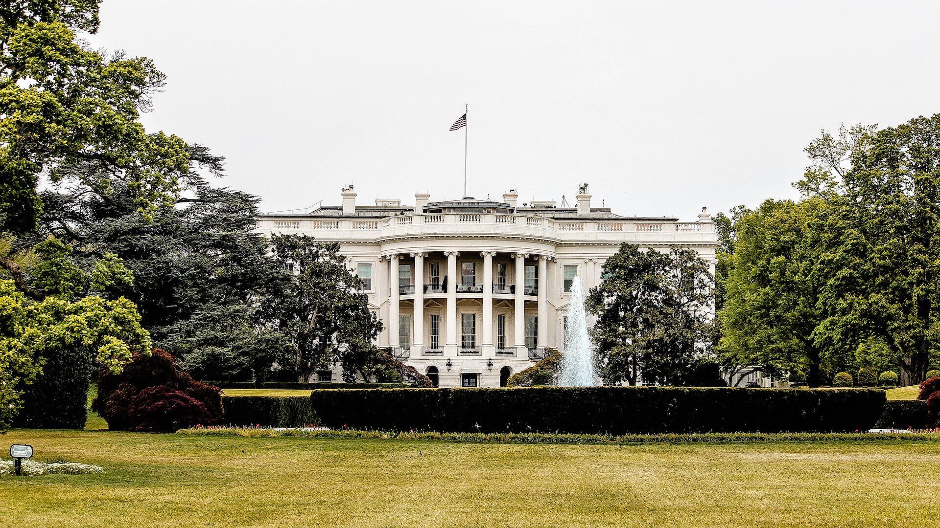 United States White House with green lawn